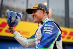 Ο Χατζάρ έσπασε το τρόπαιο που παρέλαβε στο βάθρο του Ζάντβορτ (vid)