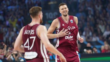 Τα έβαζε από παντού στο πρώτο ημίχρονο ο Πορζίνγκις (vid)