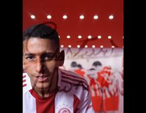 Ο χαρούμενος Μάντσα υπογράφει στην κάμερα του Ολυμπιακού (vid)