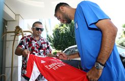 Ο Παυλίδης υπέγραψε σε φανέλα της Μπενφίκα έξω από το ξενοδοχείο της Εθνικής Ελλάδος