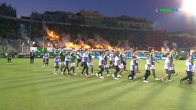 Παναθηναϊκός - ΠΑΟΚ: Η είσοδος των ομάδων στη φλεγόμενη Λεωφόρο