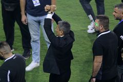 Έπαθε... Μουρίνιο ο Λουτσέσκου: Έκανε χειρονομία με χειροπέδες προς τον κόσμο (gallery)