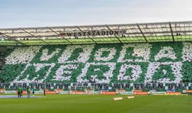 Επιθετικό πανό κατά της ΑΕΚ για τη δολοφονία του Μιχάλη Κατσούρη σήκωσαν οι οπαδοί της Ραπίντ Βιέννης (pic)