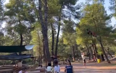 Ο Γιώργος Πρίντεζης κάνει zip line στη Μαλακάσα