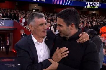 Άρσεναλ - Ολυμπιακός | Θερμός εναγκαλισμός Μεντιλίμπαρ - Αρτέτα