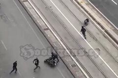 Οπαδοί της Νάπολι επιτέθηκαν σε αυτούς της Σπόρτινγκ πριν από το μεταξύ τους ματς (vid)