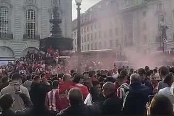Οι οπαδοί του Ολυμπιακού «έβαψαν» κόκκινο το Λονδίνο πριν από το ματς (vid)