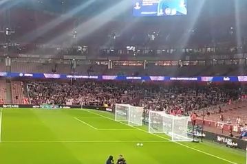 Ο κόσμος του Ολυμπιακού πήρε θέση στις κερκίδες του Emirates (vid)