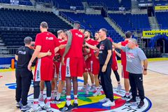 Το ταξίδι του Ολυμπιακού στην Πόλη και η προπόνηση στο γήπεδο της Φενέρ (vid)