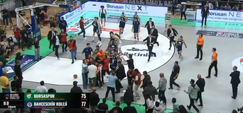 Πρώην NBAer πέταξε την μπάλα σε Τούρκους οπαδούς κι εκείνοι τον... πήραν στο κυνήγι! (vid)