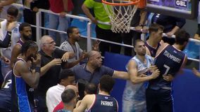 Ο απόλυτος χαμός στη Ρόδο: Σύρραξη Γκίκα - Τσαλμπούρη με οπαδούς (vid)