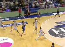 Απίθανο καλάθι του Πάπας από το κέντρο του γηπέδου (vid)