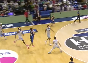 Απίθανο καλάθι του Πάπας από το κέντρο του γηπέδου (vid)