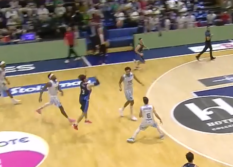 Απίθανο καλάθι του Πάπας από το κέντρο του γηπέδου (vid)