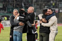 Πανευτυχής ο Μπέος: Φιλιά στην εξέδρα και αγκαλιές με τους παίκτες του Βόλου