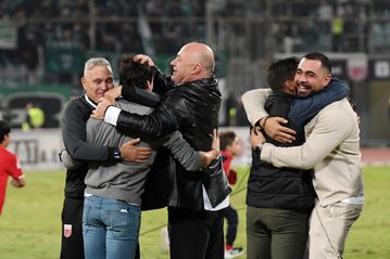 Πανευτυχής ο Μπέος: Φιλιά στην εξέδρα και αγκαλιές με τους παίκτες του Βόλου