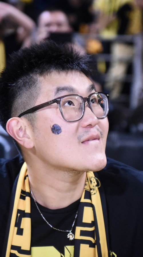 Ο Σιάο από την πρώτη σειρά στο Λος Άντζελες: Κατέγραψε τις επικές άμυνες του Γιάννη στον ΛεΜπρόν (vid)