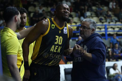 Αγωνία με Κρις Σίλβα στην ΑΕΚ, γύρισε τον αστράγαλό του αλλά συνέχισε κανονικά