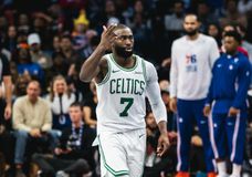 Νίκη-θρίλερ για τους Σέλτικς στη Φιλαδέλφεια