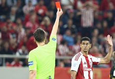 Γιατί δέχθηκε «τριπλή τιμωρία» ο Γκουστάβο Μάντσα στο Ολυμπιακός - Άρης