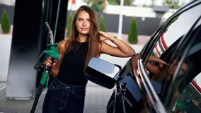 Γιατί η Gen Z φοβάται… το βενζινάδικο;