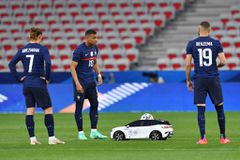 Ο Εμπαπέ έχει Ferrari και άλλα εννιά πολυτελή αυτοκίνητα, αλλά δεν έχει δίπλωμα! (pics)