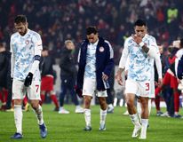 Βαριά η ατμόσφαιρα, κατεβασμένα κεφάλια, κρίσιμη Παρασκευή