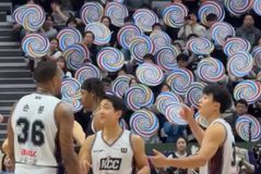 Οπαδοί στην Κορέα προσπάθησαν να ζαλίσουν παίκτη με περιστρεφόμενα πλακάτ! (vid)