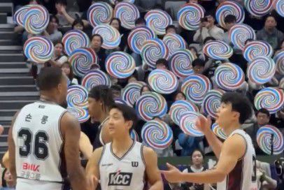 Οπαδοί στην Κορέα προσπάθησαν να ζαλίσουν παίκτη με περιστρεφόμενα πλακάτ! (vid)