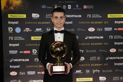 Η φωτογραφία του Χρήστου Μουζακίτη με τον πατέρα του και το βραβείο Golden Boy (pic)