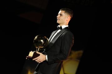 O Χρήστος Μουζακίτης έβγαλε selfies με θαυμαστές στα Golden Boy Awards (pic)