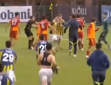 Σκηνές χάους και απίστευτο ξύλο στο ντέρμπι νέων Φενέρμπαχτσέ - Γαλατασαράι! (vid)