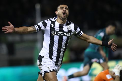 Επικός Λουτσέσκου, όταν όλοι πανηγύριζαν το γκολ του Γιακουμάκη εκείνος έδινε οδηγίες στον Λόβρεν (vid)