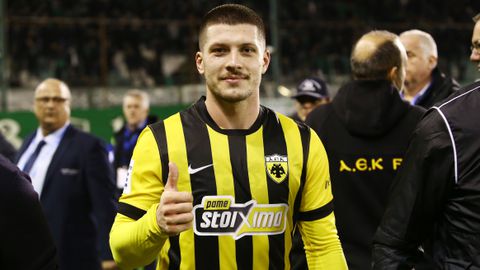 «Ο στρατιώτης Γιόβιτς καταδικάζει τον Μπενίτεθ»: Η αποθέωση της Marca στον παίκτη της ΑΕΚ