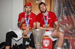 Ο Σλούκας ενθουσιάστηκε με την επέκταση συμβολαίου του Βεζένκοφ (pic)