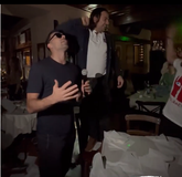 Ρεσιτάλ Σλούκα: Τραγουδούσε Οικονομόπουλο με γυαλί ηλίου (vid)