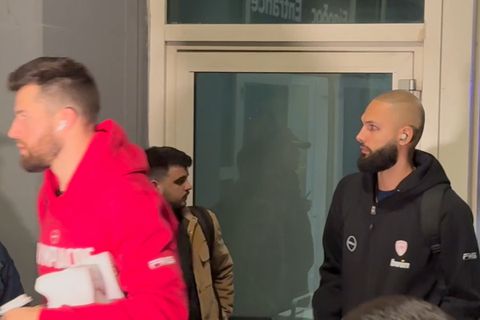 Η άφιξη του Ολυμπιακού στο «T-Center» για το ντέρμπι με τον Παναθηναϊκό