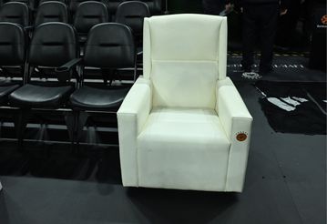 Η πολυθρόνα του Δημήτρη Γιαννακόπουλου στο παρκέ για το ντέρμπι Παναθηναϊκός - Ολυμπιακός