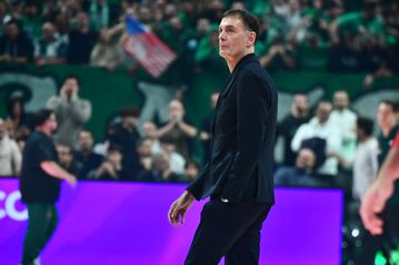 Φίλαθλος του Παναθηναϊκού χειροκρότησε τον Μπαρτζώκα - Η αντίδραση του Έλληνα κόουτς