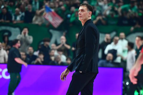 Φίλαθλος του Παναθηναϊκού χειροκρότησε τον Μπαρτζώκα - Η αντίδραση του Έλληνα κόουτς