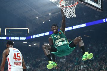 Ιπτάμενος Ναν, πέταξε πάνω από τον Χολ και γραπώθηκε από τη στεφάνη! (vid)