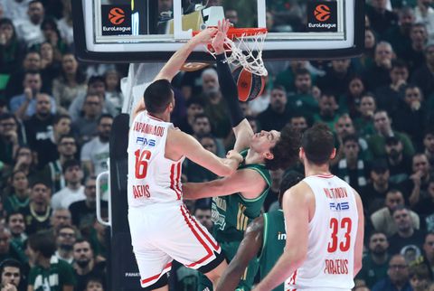 To συγκλονιστικό κάρφωμα του Παπανικολάου μπροστά στον Οσμάν (vid)