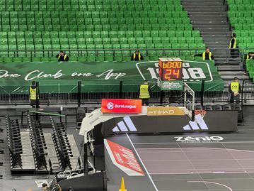 Plexiglass πίσω από τον πάγκο του Ολυμπιακού για το ντέρμπι με τον Παναθηναϊκό