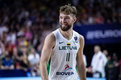 Σαμπόνις: «Στα "παράθυρα" δίνεται η ευκαιρία να παίξουν νέα παιδιά»