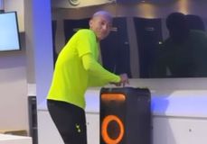 Ο Ριτσάρλισον απολαμβάνει το νέο του «παιχνίδι», κάνοντας τον DJ (vid)