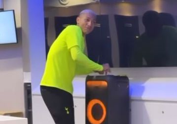 Ο Ριτσάρλισον απολαμβάνει το νέο του «παιχνίδι», κάνοντας τον DJ (vid)