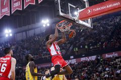 Αλλαγή ξένου στον Ολυμπιακό: Μέσα ο Ράιτ, έξω ο Μιλουτίνοφ