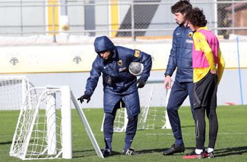 Τα τετ α τετ του Λιούμπισιτς στην προπόνηση της ΑΕΚ, με Αλμέιδα αλλά και με Μπονίνι