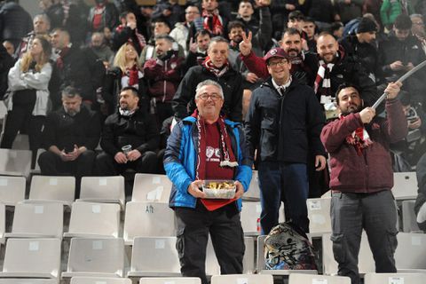 Αυτός είναι ο φίλαθλος της ΑΕΛ Novibet που πήγε στον Βόλο με 2.5 κιλά παϊδάκια