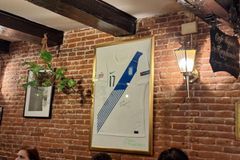 «Kafenion»: Το στέκι των Ελλήνων ποδοσφαιριστών στο Άμστερνταμ για ένα... freddo espresso